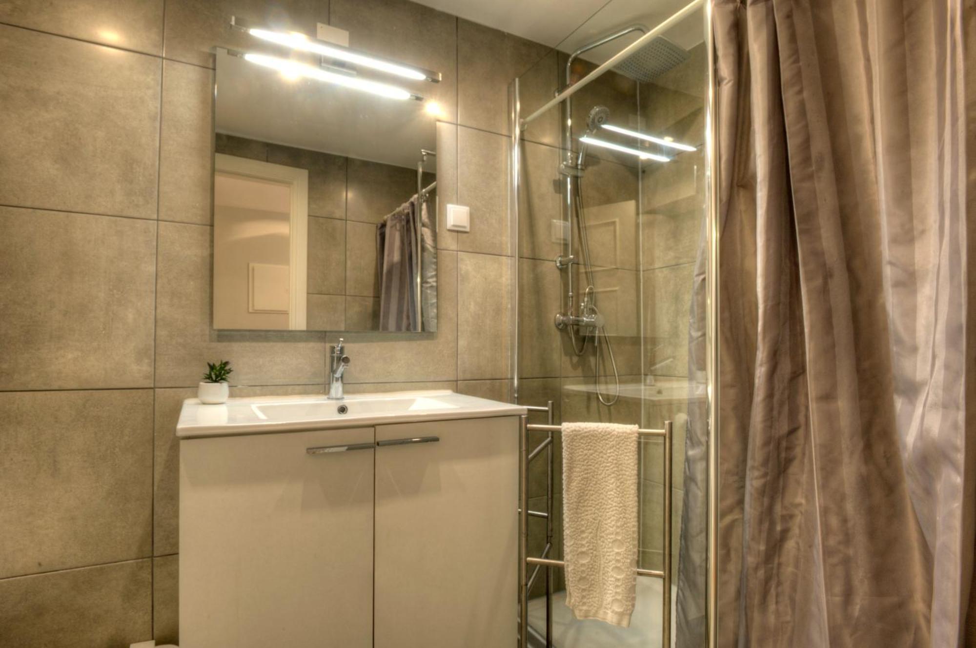 Apartment Fuer 13 Personenund 1 Kind In Lissabon, Regiao De Costa De